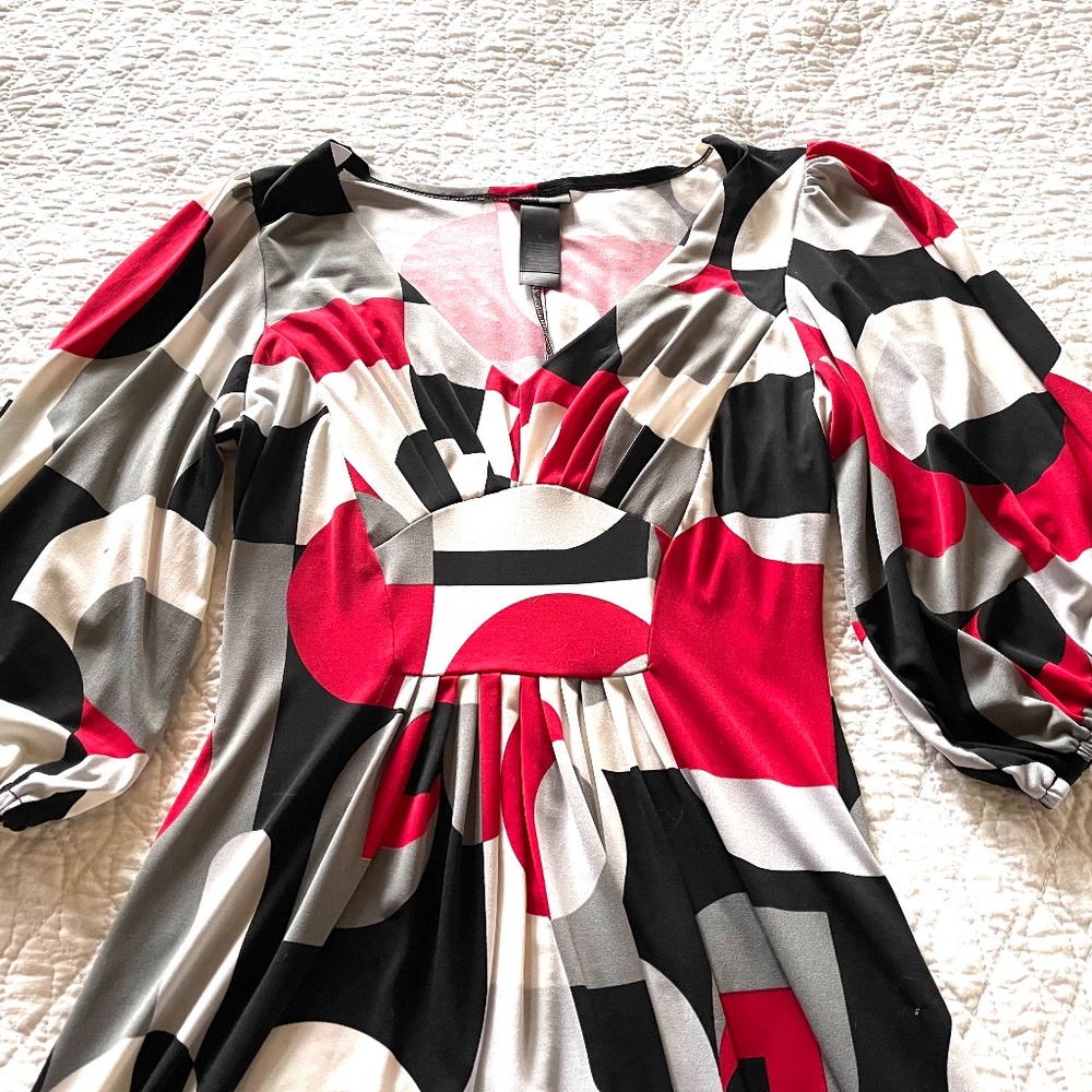 Dress with abstract designs. - Picture 6 of 8